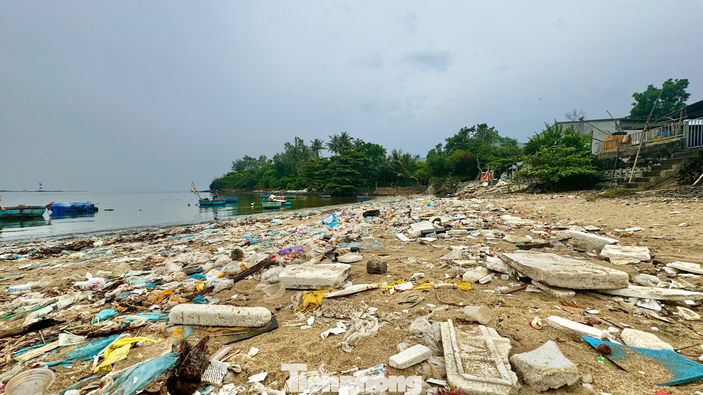 Người dân nơi đây bày tỏ mong muốn có kè chắn sóng để ngăn lượng rác thải từ thượng nguồn đổ về. Tuy nhiên, để xử lý triệt để nguồn rác thải đổ ra biển, về lâu dài, rất cần sự chung tay của cả cộng đồng trong việc nâng cao ý thức và trách nhiệm bảo vệ môi trường. Ảnh: Nguyễn Ngọc