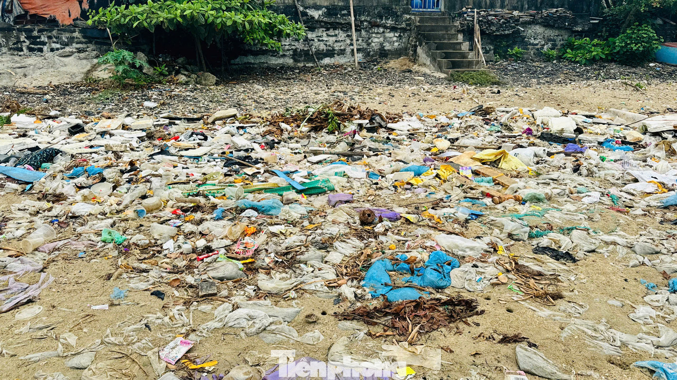 Theo ghi nhận của PV vào sáng 10/6, đoạn bờ biển kéo dài khoảng 300m la liệt rác thải các loại, từ chai nhựa, túi nilon đến bèo, vật dụng sinh hoạt hư hỏng... phủ kín trên bãi cát, bốc mùi hôi thối khó chịu. Ảnh: Nguyễn Ngọc