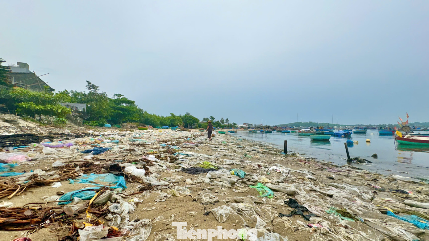Người dân nơi đây bày tỏ mong muốn có kè chắn sóng để ngăn lượng rác thải từ thượng nguồn đổ về. Tuy nhiên, để xử lý triệt để nguồn rác thải đổ ra biển, về lâu dài, rất cần sự chung tay của cả cộng đồng trong việc nâng cao ý thức và trách nhiệm bảo vệ môi trường. Ảnh: Nguyễn Ngọc