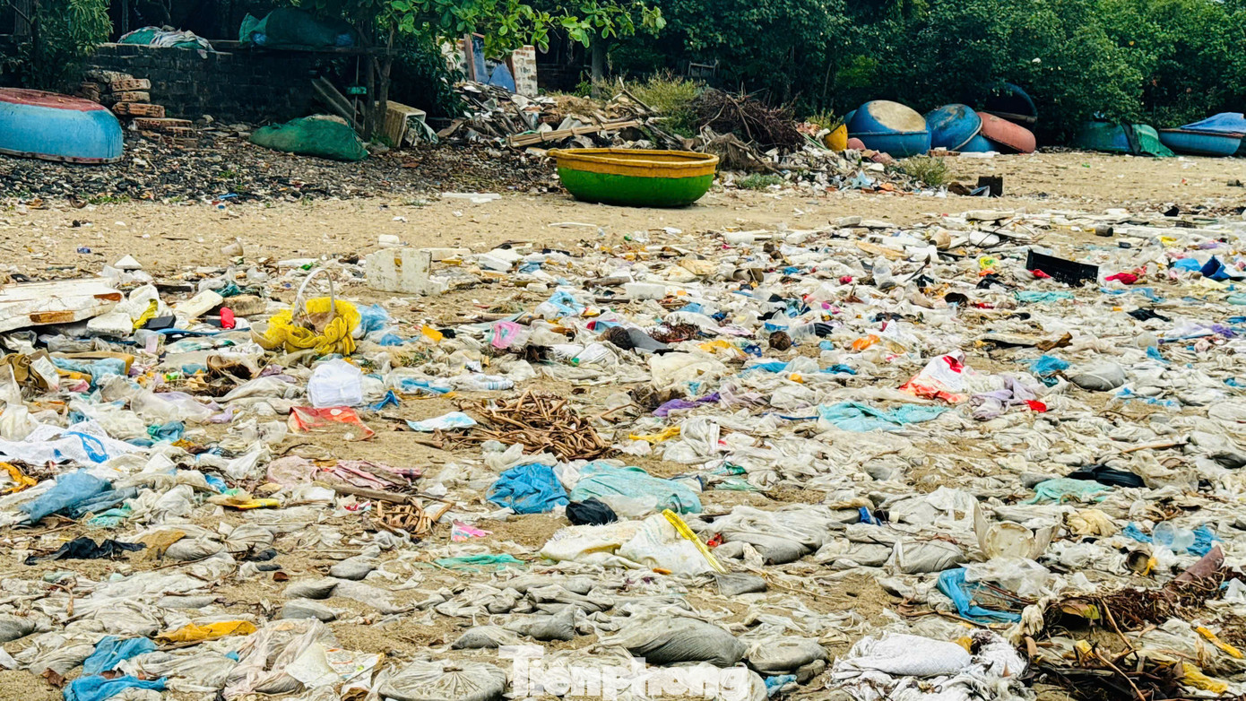 “Số lượng rác thải tấp về bờ biển An Vĩnh nhiều vô kể. Người dân đã nhiều lần tổ chức ra quân dọn dẹp nhưng đâu lại vào đấy”, ông Nguyễn Văn Chương (trú thôn An Vĩnh, xã Tịnh Kỳ) nói. Ảnh: Nguyễn Ngọc