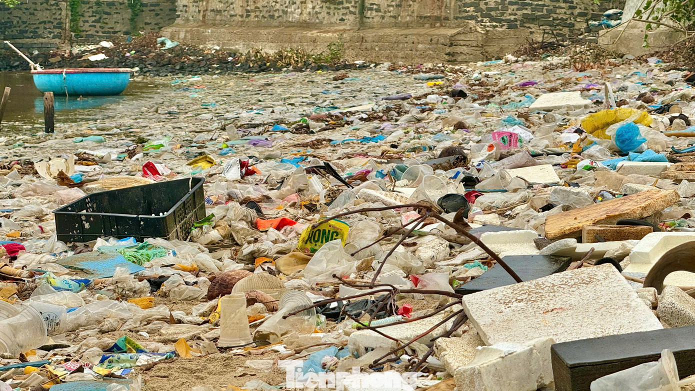 “Số lượng rác thải tấp về bờ biển An Vĩnh nhiều vô kể. Người dân đã nhiều lần tổ chức ra quân dọn dẹp nhưng đâu lại vào đấy”, ông Nguyễn Văn Chương (trú thôn An Vĩnh, xã Tịnh Kỳ) nói. Ảnh: Nguyễn Ngọc