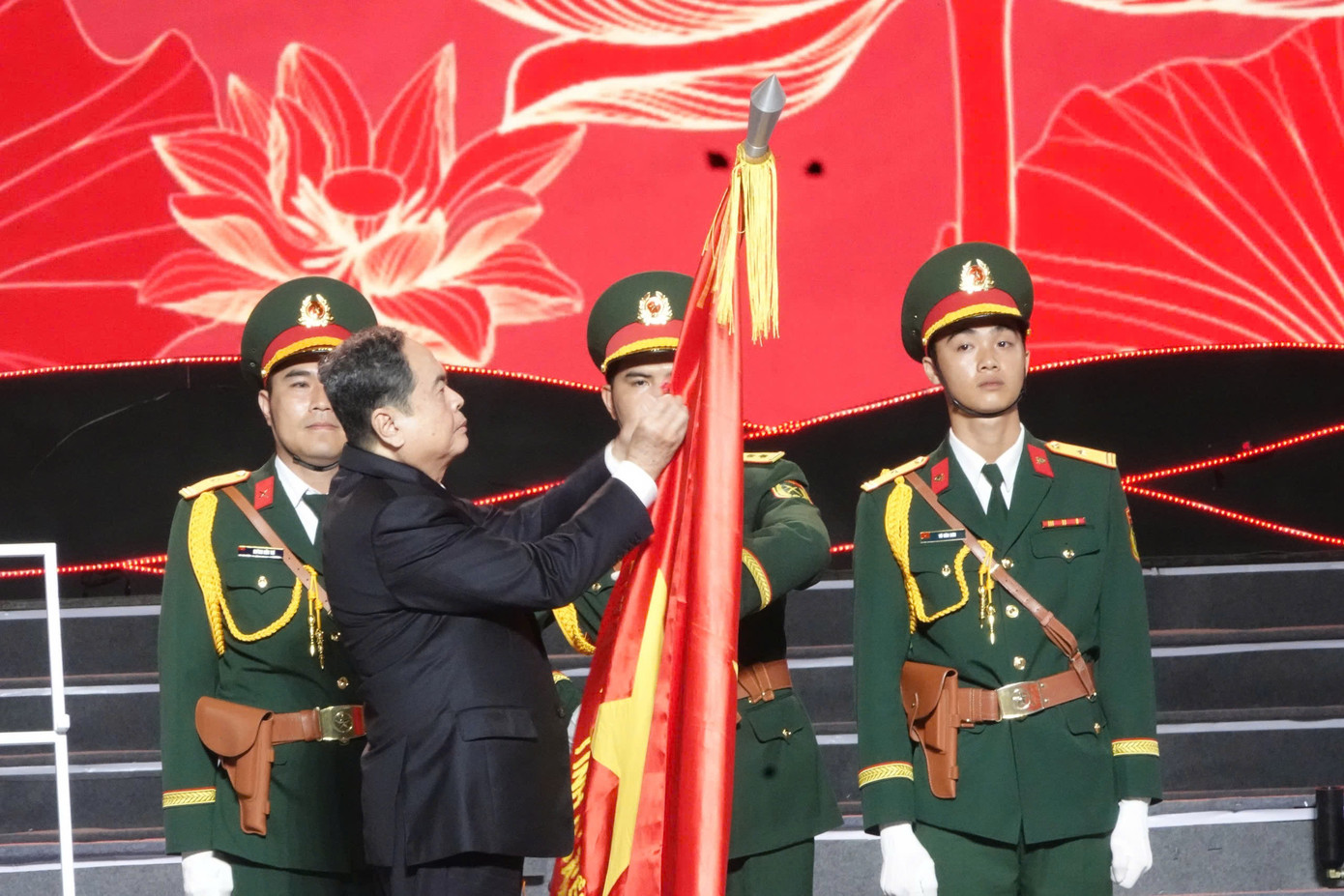 Chủ tịch Quốc hội Trần Thanh Mẫn trao Huân chương Lao động hạng Nhất, phần thưởng của Đảng, Nhà nước tặng cho Đảng bộ, chính quyền và nhân dân tỉnh Quảng Ngãi. Chủ tịch Quốc hội Trần Thanh Mẫn trao Huân chương Lao động hạng Nhất, phần thưởng của Đảng, Nhà nước tặng cho Đảng bộ, chính quyền và nhân dân tỉnh Quảng Ngãi.