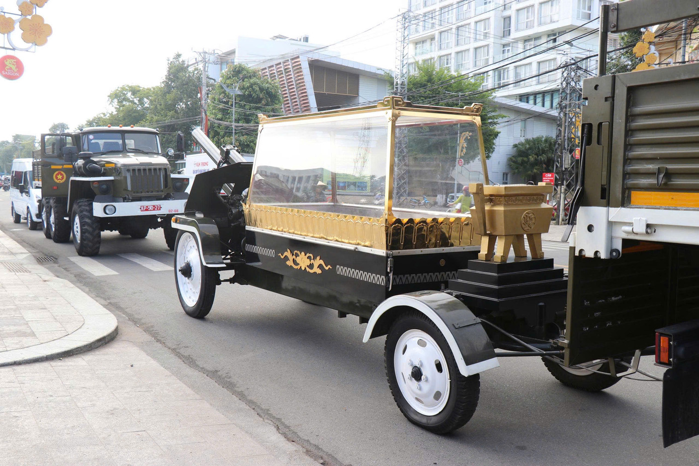 Đội nghi lễ sẵn sàng đón linh cữu nguyên chủ tịch nước Trần Đức Lương về với đất mẹ.