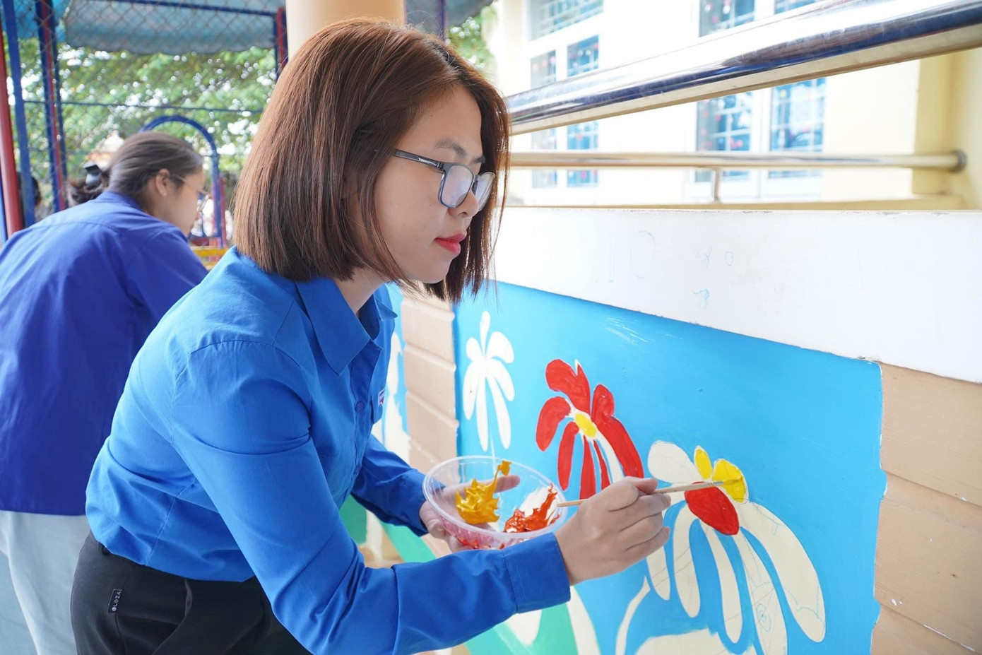 Huyện đoàn Sơn Tịnh ra quân thực hiện công trình “Trường đẹp cho em”.