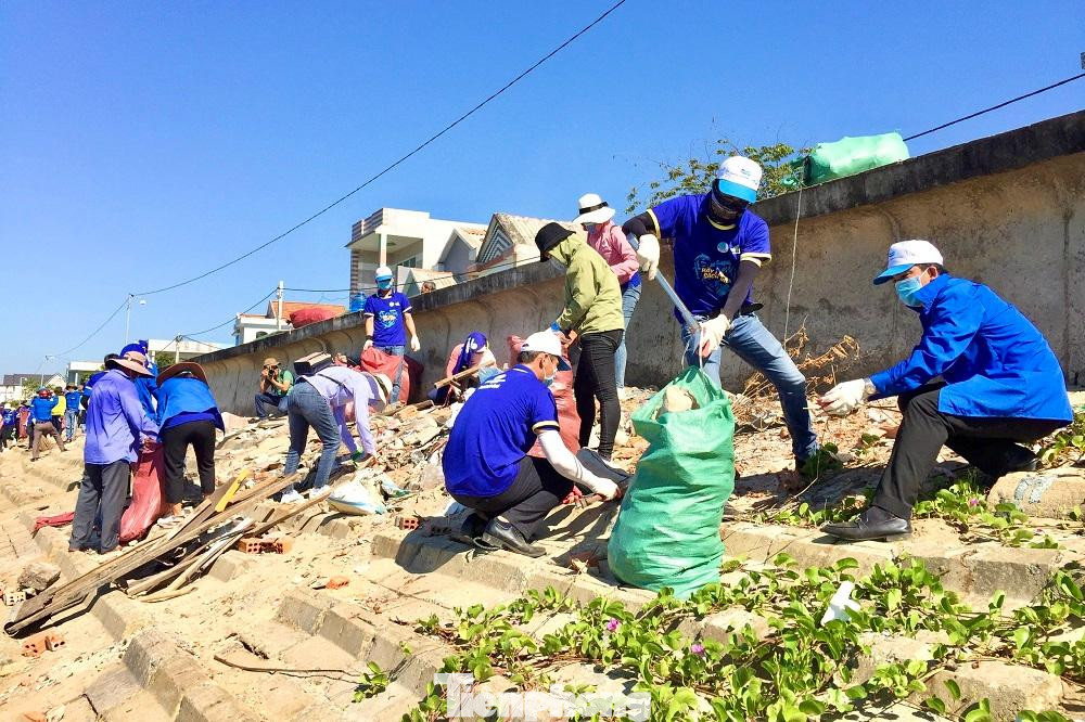 ĐVTN ra quân dọn rác ở ven biển và đường làng. ĐVTN ra quân dọn rác ở ven biển và đường làng.