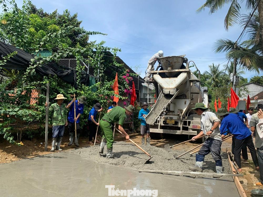 ĐVTN ra quân dọn rác ở ven biển và đường làng. ĐVTN ra quân dọn rác ở ven biển và đường làng.