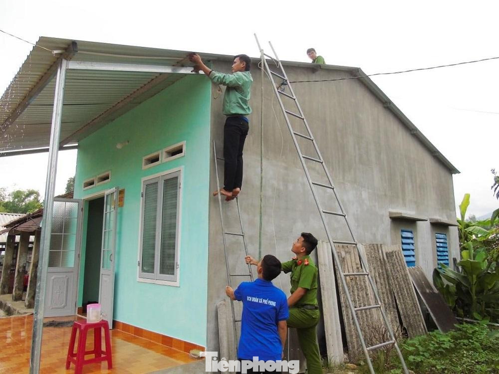 Hỗ trợ người dân chống bão và khắc phục hậu quả sau bão. Hỗ trợ người dân chống bão và khắc phục hậu quả sau bão.