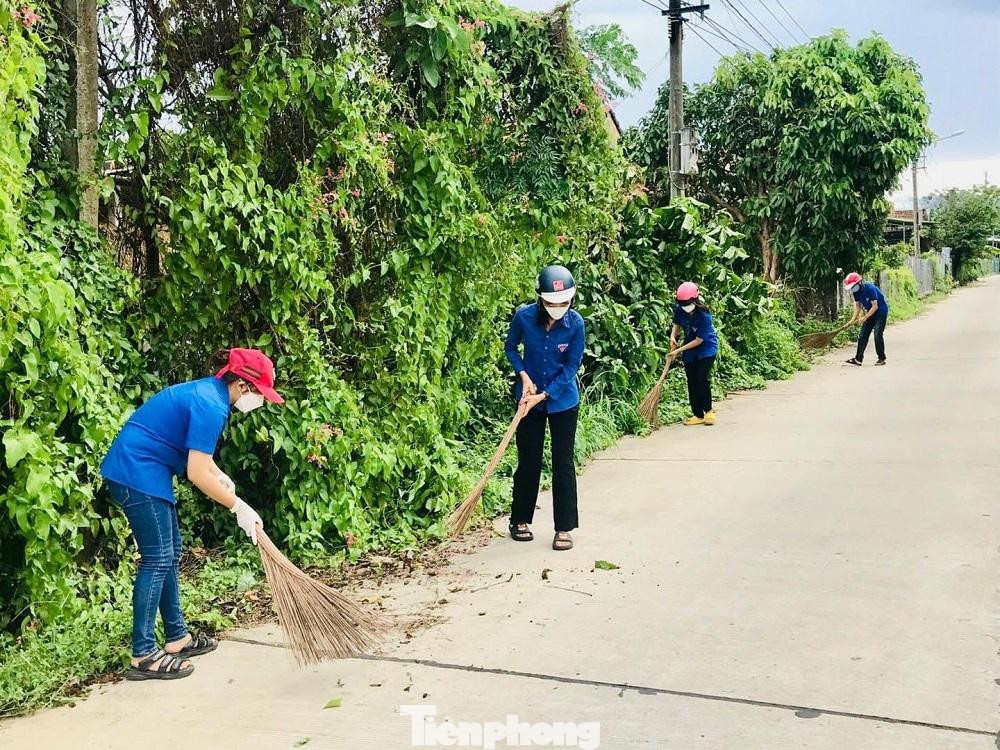 ĐVTN ra quân dọn rác ở ven biển và đường làng. ĐVTN ra quân dọn rác ở ven biển và đường làng.