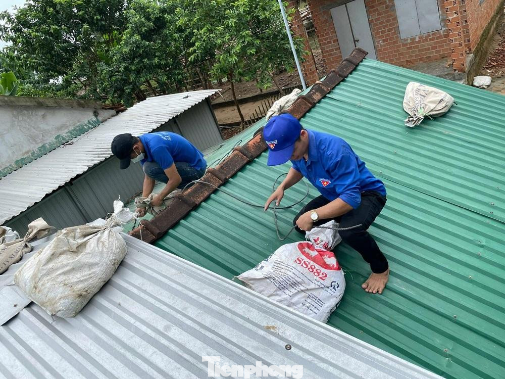 Hỗ trợ người dân chống bão và khắc phục hậu quả sau bão. Hỗ trợ người dân chống bão và khắc phục hậu quả sau bão.