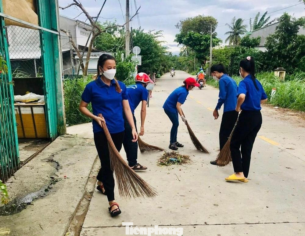ĐVTN ra quân dọn rác ở ven biển và đường làng. ĐVTN ra quân dọn rác ở ven biển và đường làng.