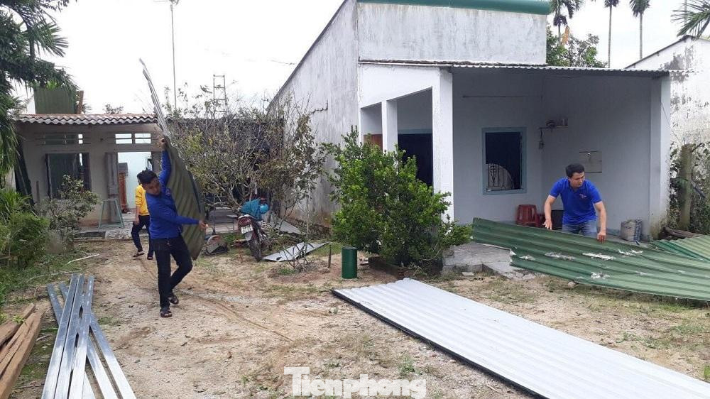 Hỗ trợ người dân chống bão và khắc phục hậu quả sau bão. Hỗ trợ người dân chống bão và khắc phục hậu quả sau bão.