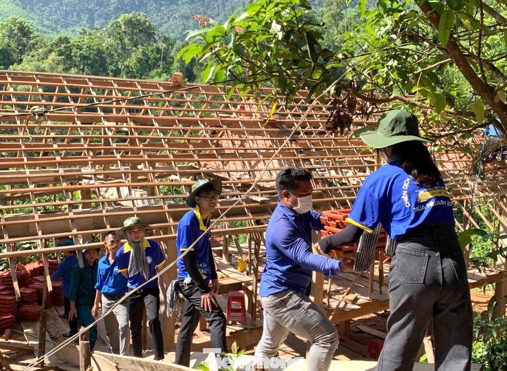 Hỗ trợ người dân chống bão và khắc phục hậu quả sau bão. Hỗ trợ người dân chống bão và khắc phục hậu quả sau bão.