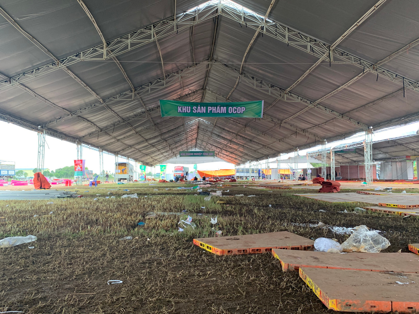 Mặt bằng trưng bày tại các gian hàng nhếch nhác khiến các đơn vị tham gia hội chợ thất vọng. Mặt bằng trưng bày tại các gian hàng nhếch nhác khiến các đơn vị tham gia hội chợ thất vọng.