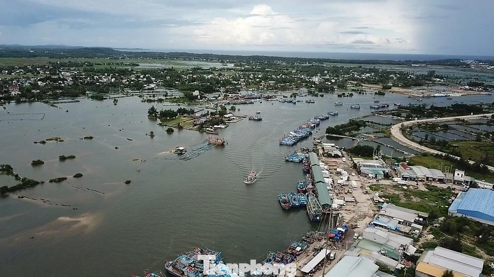 Ngư dân Quảng Ngãi đưa tàu thuyền vào cảng để neo đậu tránh trú bão. Ngư dân Quảng Ngãi đưa tàu thuyền vào cảng để neo đậu tránh trú bão.