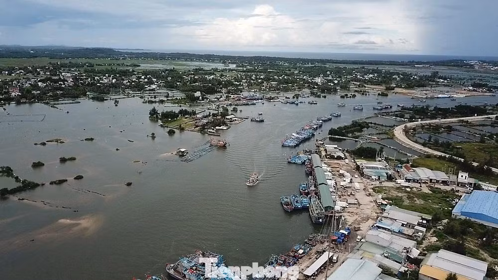 Tàu thuyền ngư dân Quảng Ngãi vào bờ neo đậu tránh trú bão.