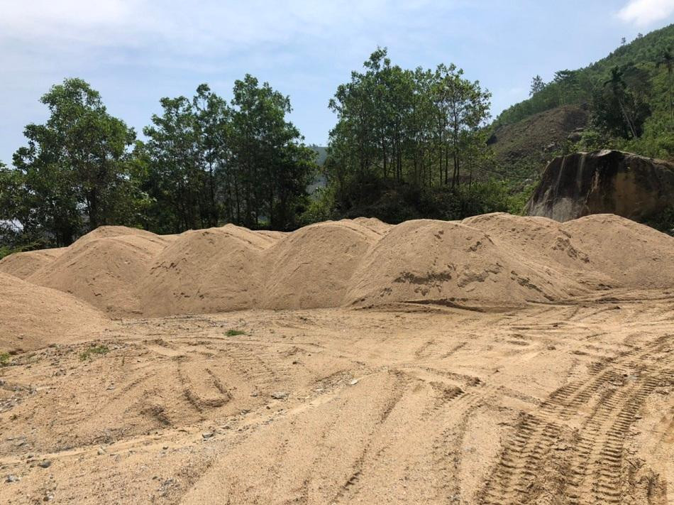 Lượng cát khá lớn thu hồi từ việc nạo vét từ lòng hồ thủy điện Sơn Tây.