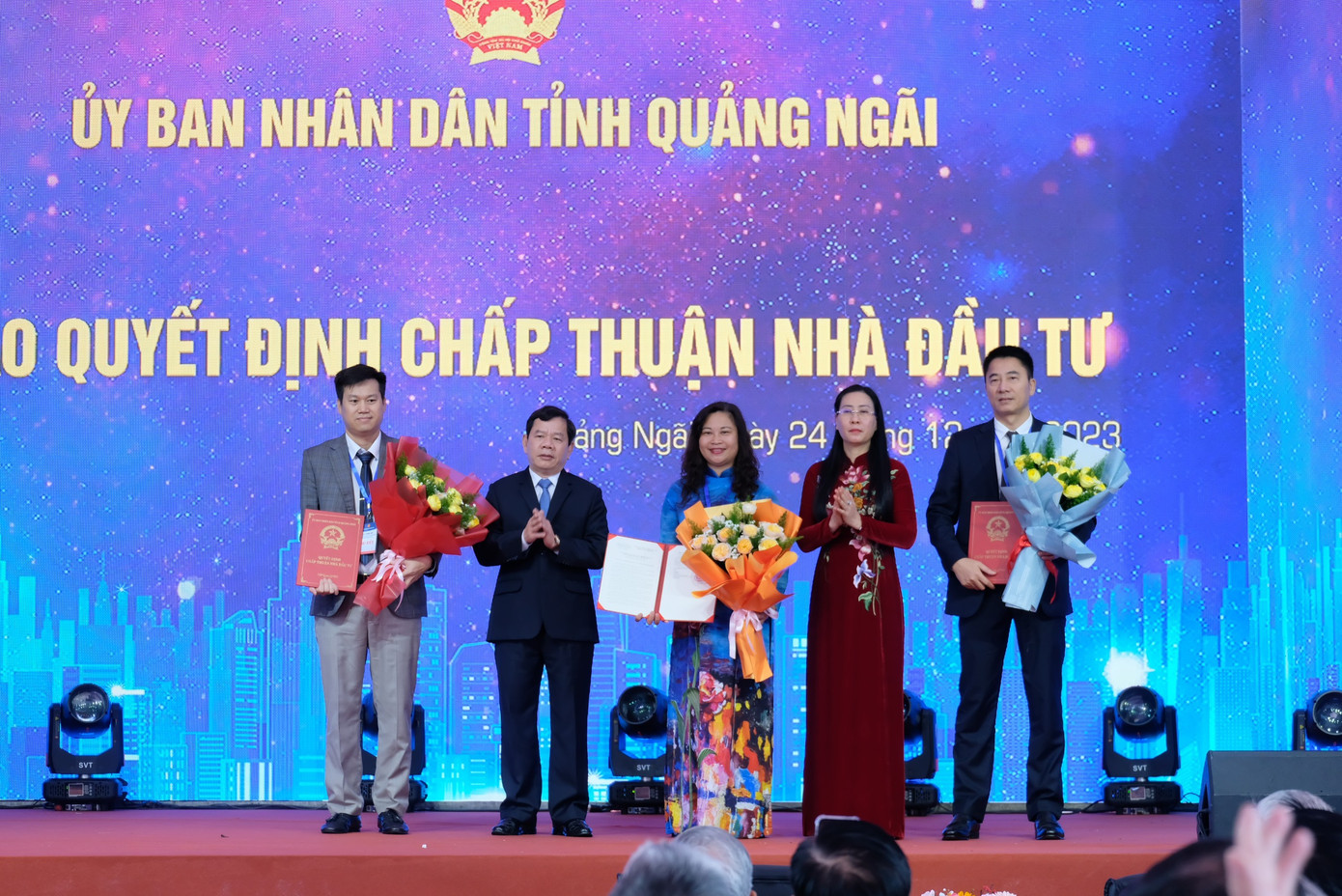 Lãnh đạo tỉnh Quảng Ngãi trao Quyết định chủ trương đầu tư cho các nhà đầu tư. Lãnh đạo tỉnh Quảng Ngãi trao Quyết định chủ trương đầu tư cho các nhà đầu tư.