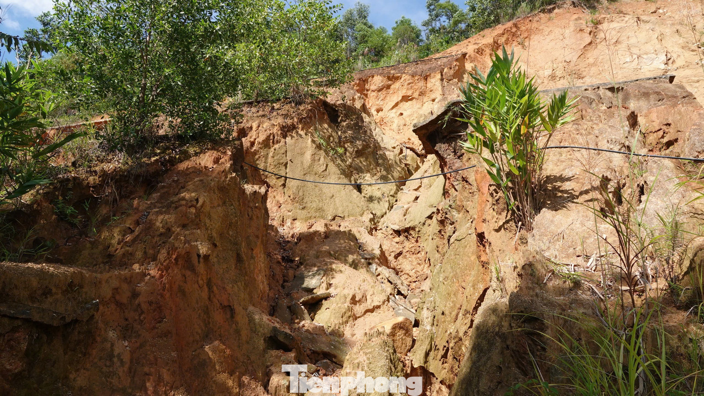 “Huyện Sơn Tây từng tính toán làm bờ kè chống sạt lở tại khu vực này nhưng vì tốn quá nhiều kinh phí (khoảng 10 tỷ đồng) nên phải giật cấp làm ta luy, tuy nhiên sạt lở vẫn xảy ra. Hiện huyện chưa tính đến việc làm kè chống sạt lở núi tại khu vực trung tâm hành chính, chỉ vận động cơ quan nào bị ảnh hưởng thì di dời đến nơi an toàn khi có mưa bão diễn ra”, ông Tuấn thông tin.