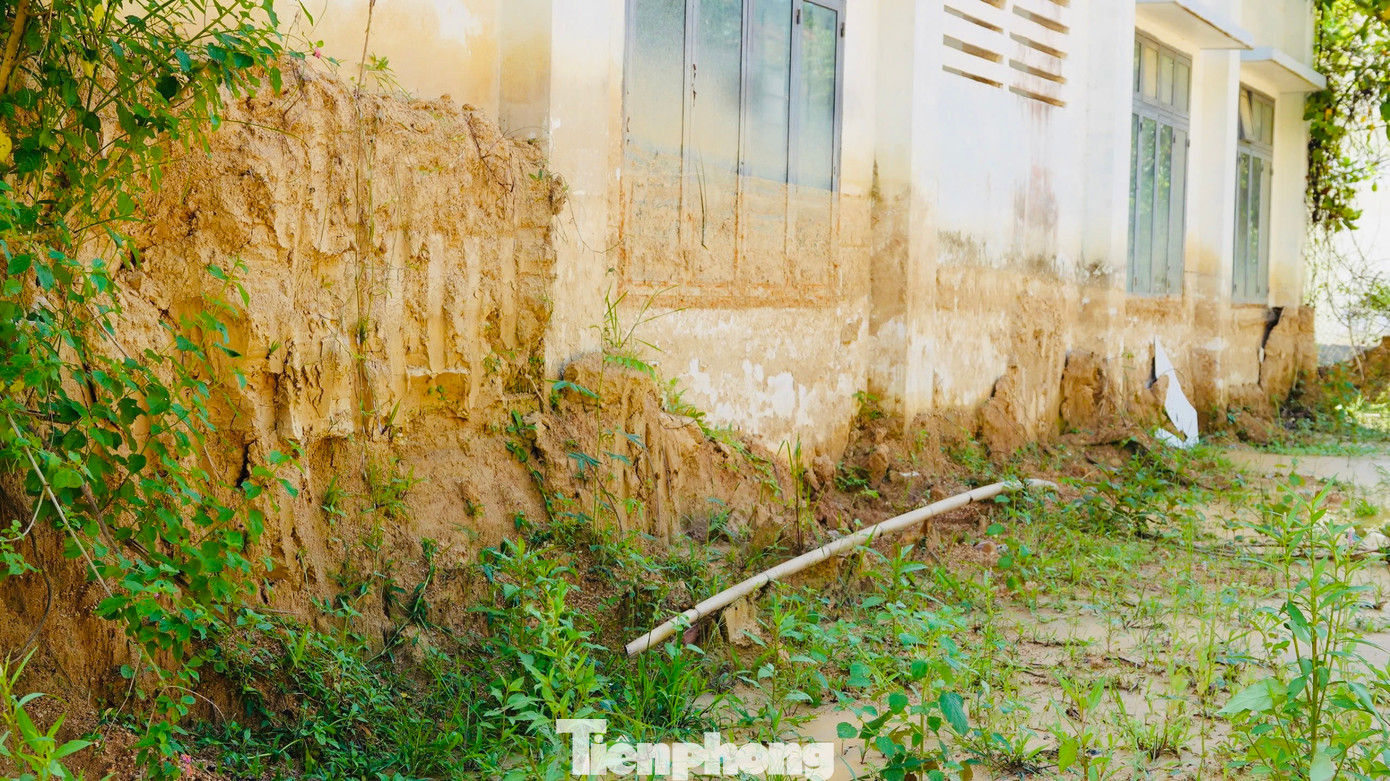 Dấu vết sạt lở còn in trên bức tường của trụ sở Liên đoàn Lao động huyện Sơn Tây.