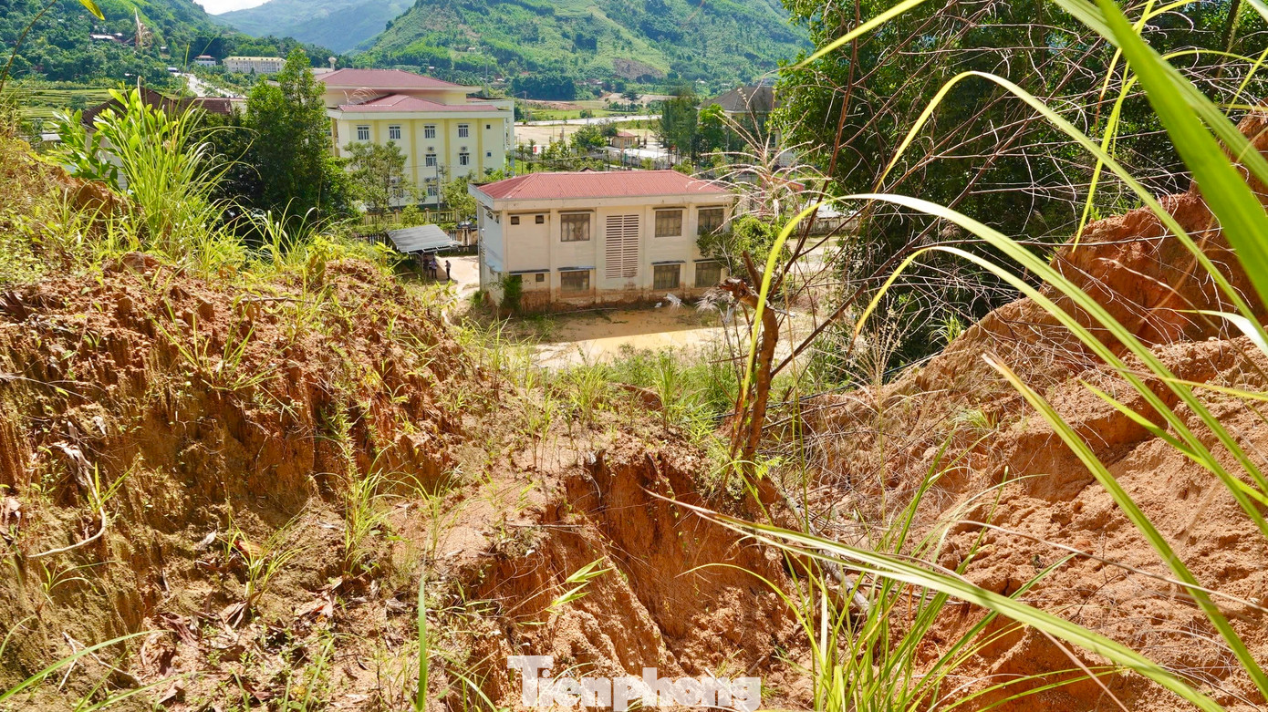 Hiện, sạt lở có thể xảy ra bất cứ lúc nào. Nhiều cán bộ nhân viên làm việc tại đây lo ngại và mong muốn UBND huyện Sơn Tây sớm có giải pháp để khắc phục, nhằm đảm bảo an toàn tính mạng và tài sản.