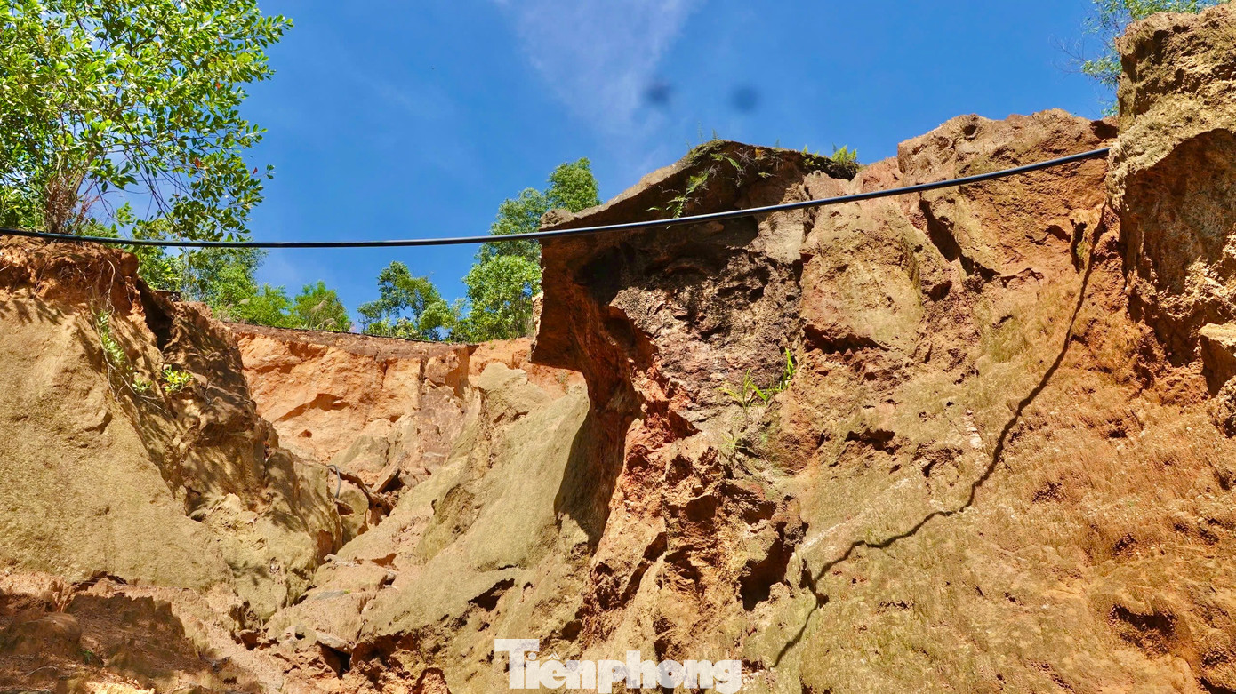 Nhiều đoạn ta luy trên núi bị gãy, vết sạt lở ăn sâu vào bên trong, có nguy cơ đổ sập xuống bất cứ lúc nào.