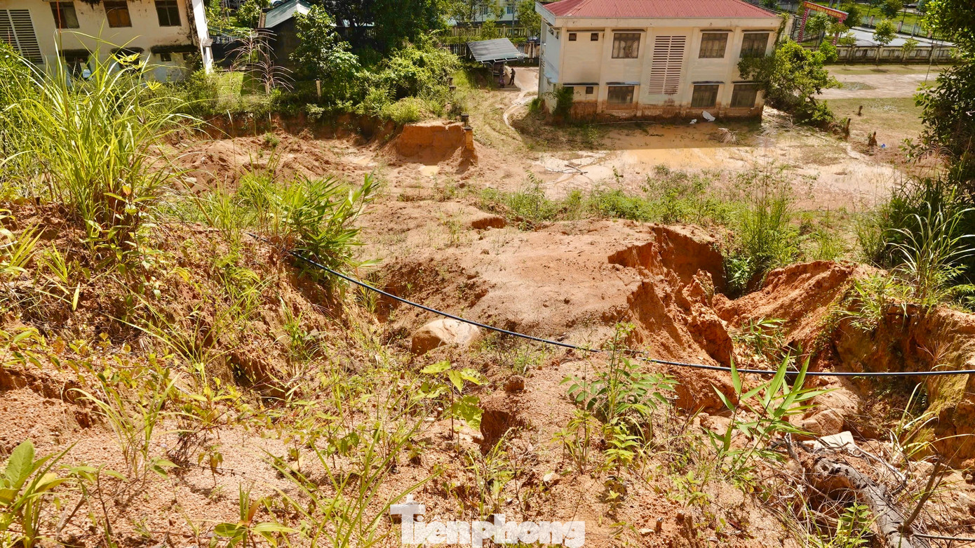 “Sạt lở nặng nhất vào năm 2019 và năm 2022. Sau khi xảy ra sạt lở, để bảo vệ tính mạng cán bộ, nhân viên, lãnh đạo huyện đã di dời cơ quan đến làm việc tại trụ sở khác đảm bảo an toàn”, một cán bộ chia sẻ.