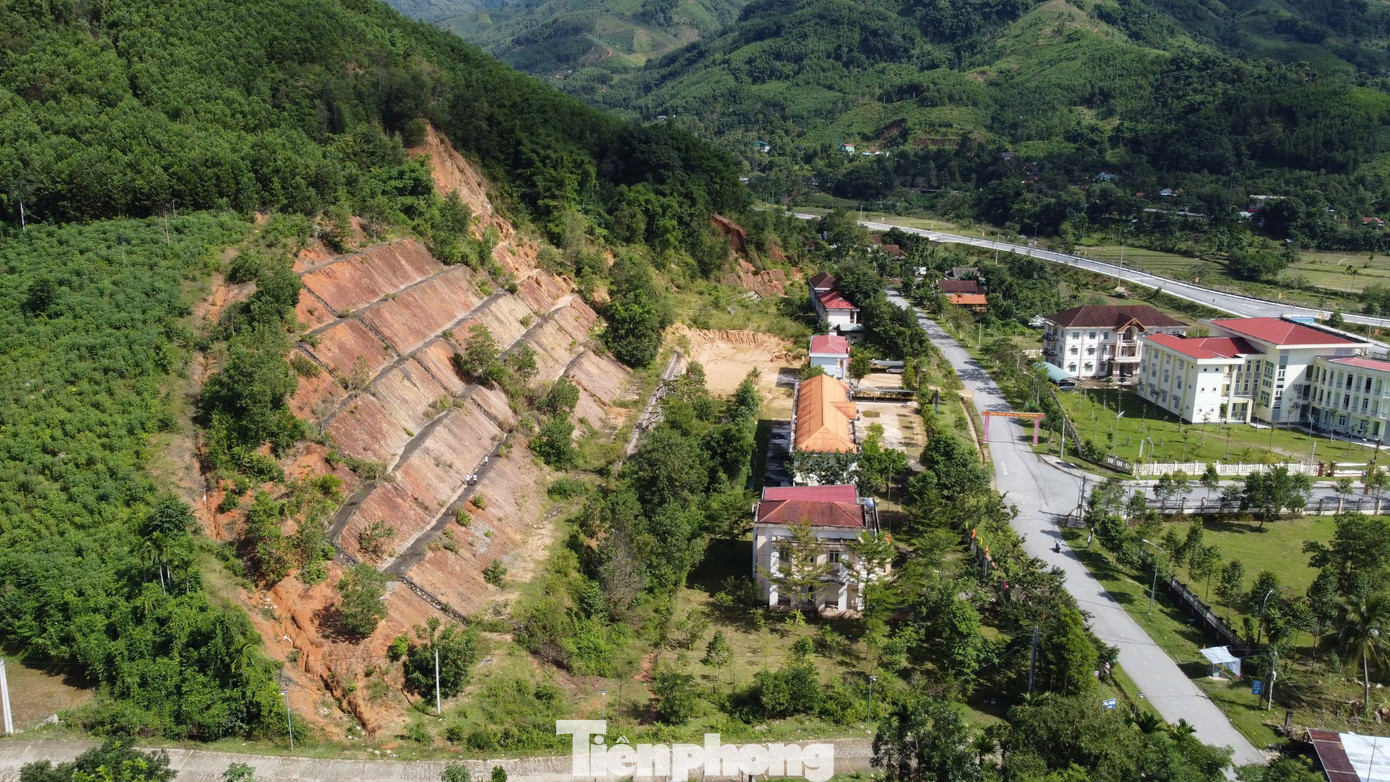 Suốt nhiều năm qua, cứ đến mùa mưa bão, các cán bộ, nhân viên nhiều cơ quan, đơn vị khu hành chính huyện Sơn Tây (tỉnh Quảng Ngãi) lại lo lắng, bất an vì sạt lở núi.