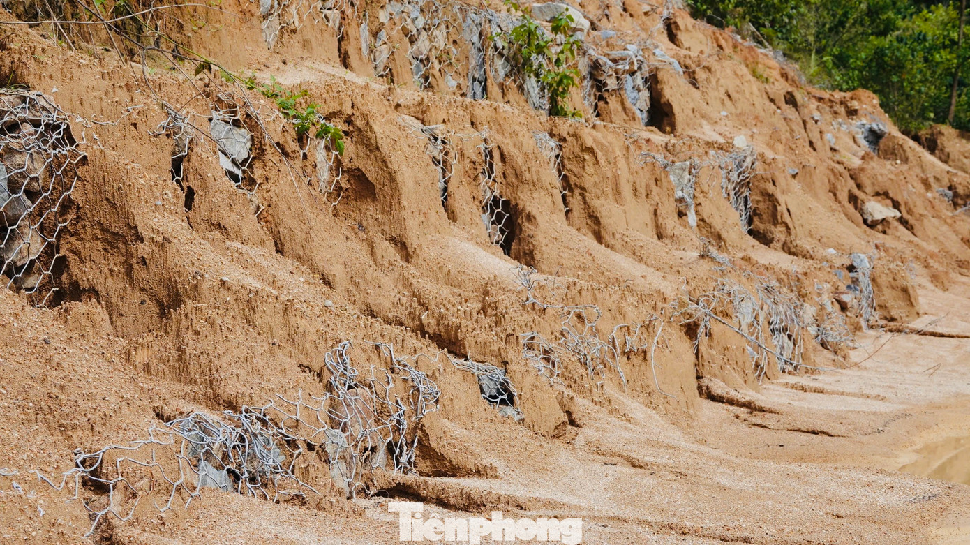 Ông Trần Minh Tuấn - Giám đốc Ban Quản lý các dự án đầu tư xây dựng huyện Sơn Tây - cho biết sạt lở núi uy hiếp nhiều trụ sở cơ quan nhà nước trên địa bàn huyện. Trong đó, Liên đoàn Lao động huyện Sơn Tây bị đe dọa cao nhất vì vết sạt lở nằm… ngay trên đầu.