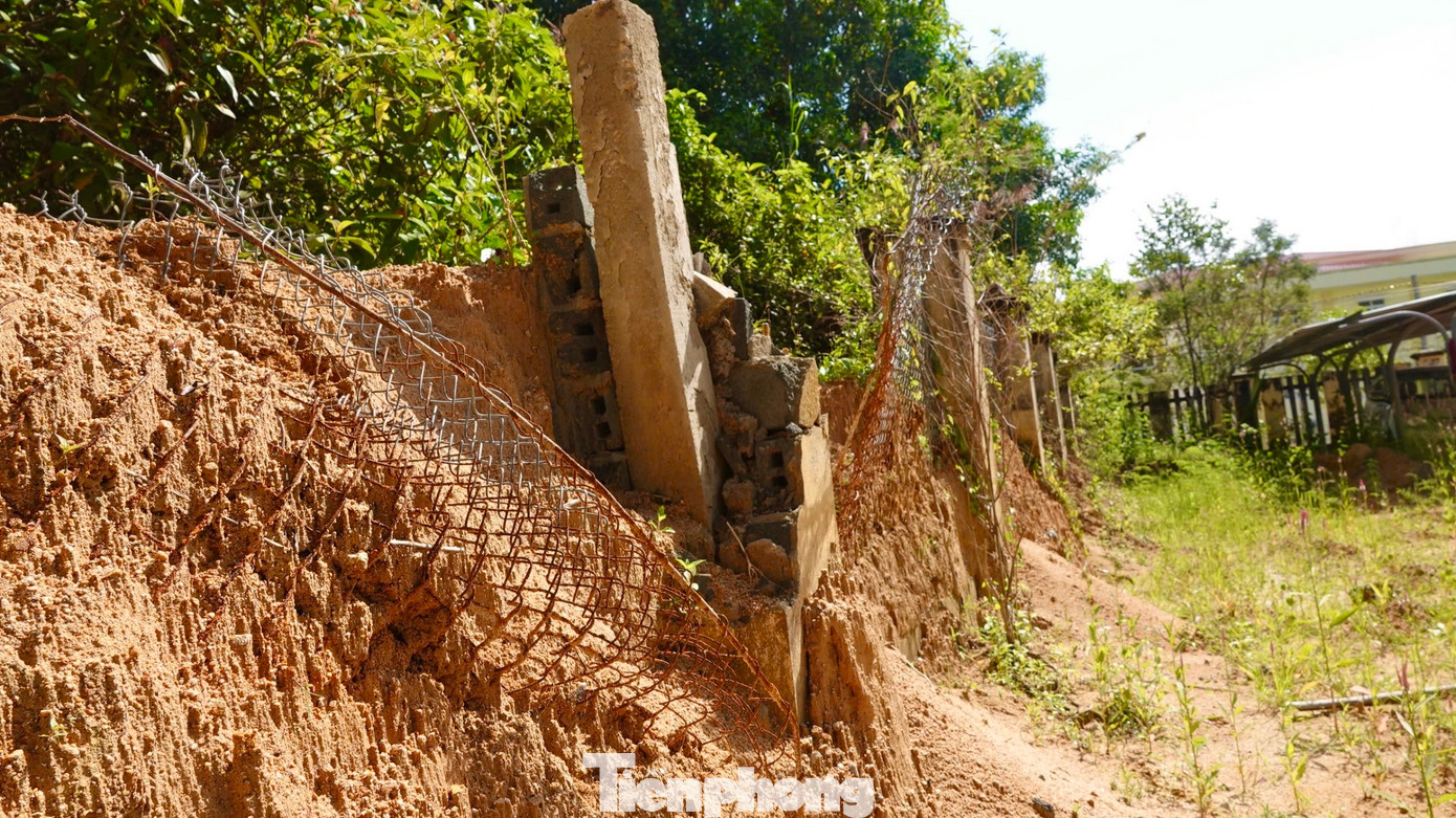 Trụ hàng rào Liên đoàn Lao động huyện Sơn Tây bị đất đá đổ xuống gây hư hại nghiêm trọng.