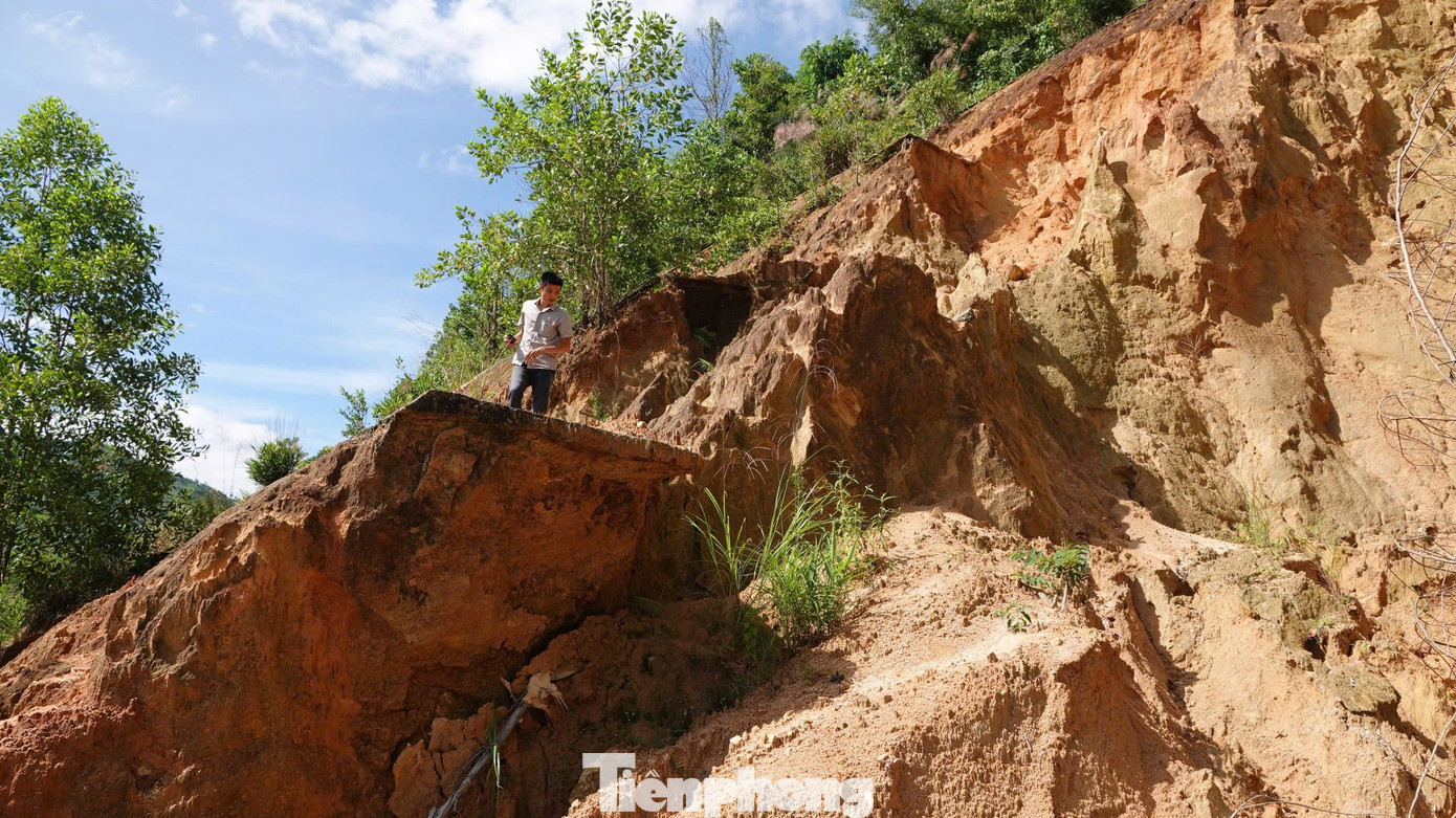 Nhiều đoạn ta luy trên núi bị gãy, vết sạt lở ăn sâu vào bên trong, có nguy cơ đổ sập xuống bất cứ lúc nào.