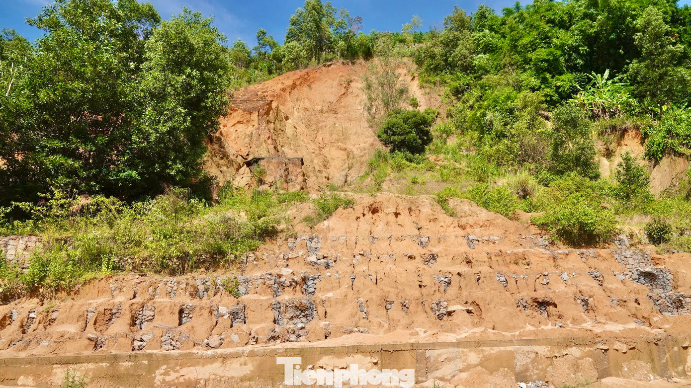 Ông Trần Minh Tuấn - Giám đốc Ban Quản lý các dự án đầu tư xây dựng huyện Sơn Tây - cho biết sạt lở núi uy hiếp nhiều trụ sở cơ quan nhà nước trên địa bàn huyện. Trong đó, Liên đoàn Lao động huyện Sơn Tây bị đe dọa cao nhất vì vết sạt lở nằm… ngay trên đầu.