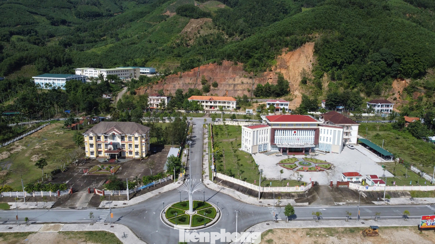 Mùa mưa lũ năm nay, UBND huyện Sơn Tây cũng xác định khu vực có 5 cơ quan nằm trong diện nguy cơ sạt lở cao, trong đó có cả trụ sở UBND huyện Sơn Tây khi nơi này chỉ cách điểm sạt lở chừng 70 m. Vậy nên huyện đã chủ động lên phương án di dời.