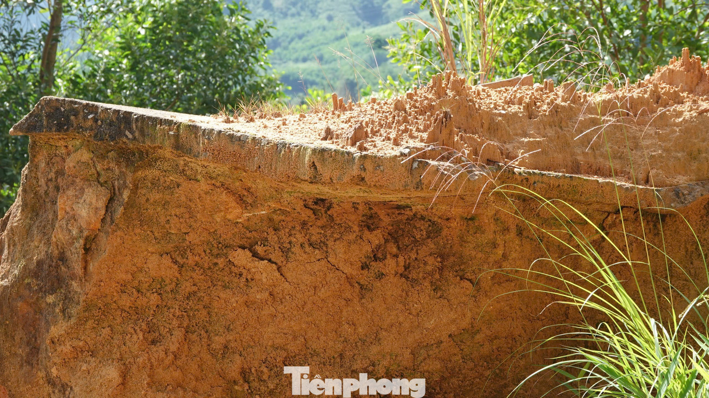 Nhiều đoạn ta luy trên núi bị gãy, vết sạt lở ăn sâu vào bên trong, có nguy cơ đổ sập xuống bất cứ lúc nào.