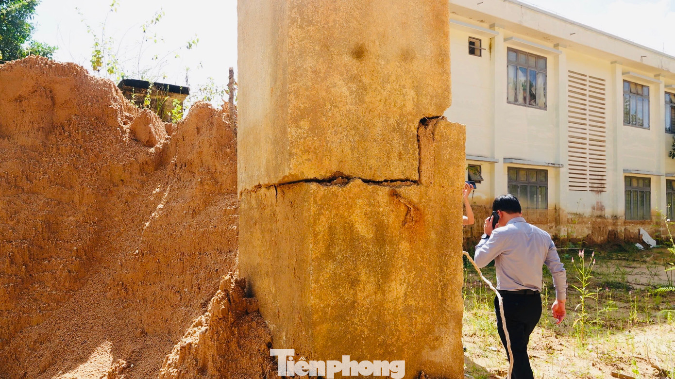 Trụ hàng rào Liên đoàn Lao động huyện Sơn Tây bị đất đá đổ xuống gây hư hại nghiêm trọng.