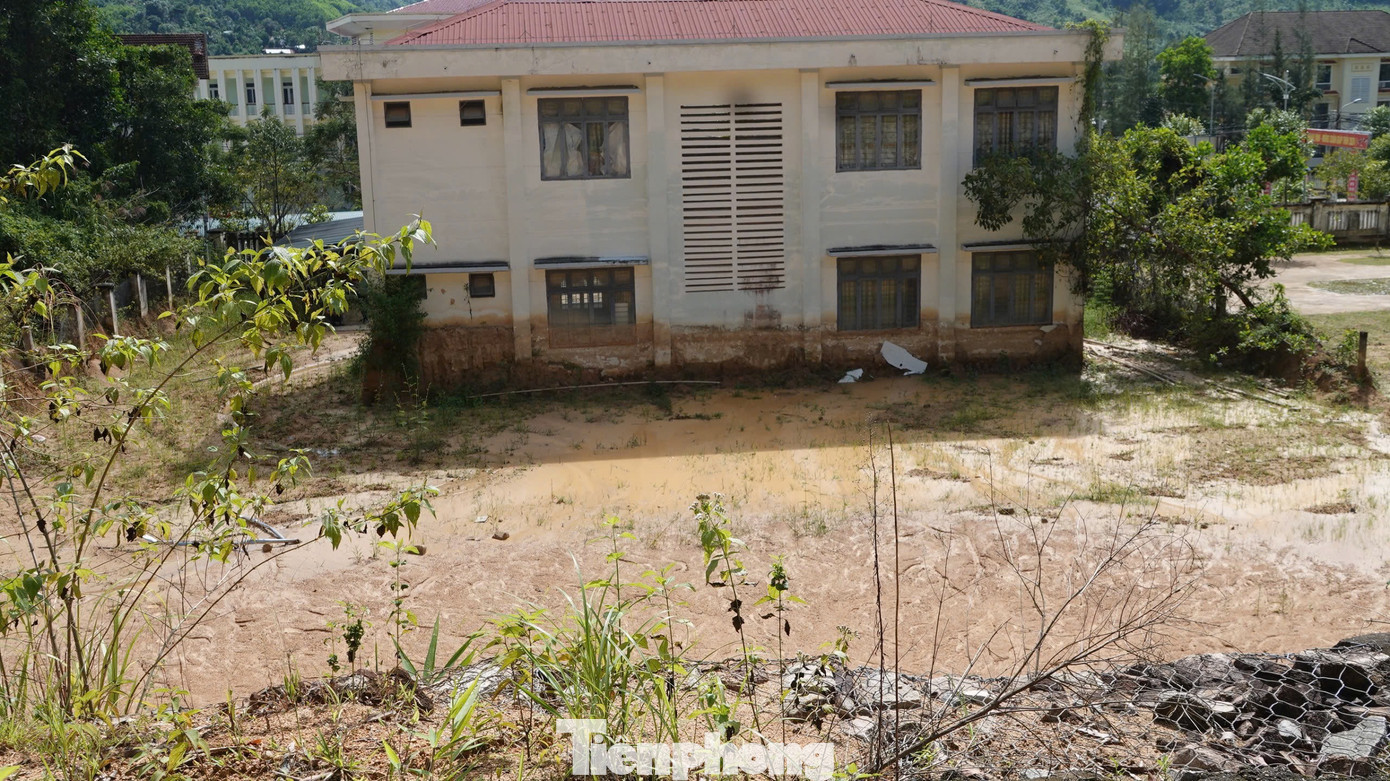 Mùa mưa lũ năm 2022, bức tường chống sạt lở phía sau trụ sở không trụ được. Đất đá tràn xuống khuôn viên, ập vào nhiều phòng làm việc ở tầng trệt. Một số công trình phụ bị hư hỏng. Sau trận sạt lở năm đó, cả cơ quan phải di dời đến nơi khác làm việc.