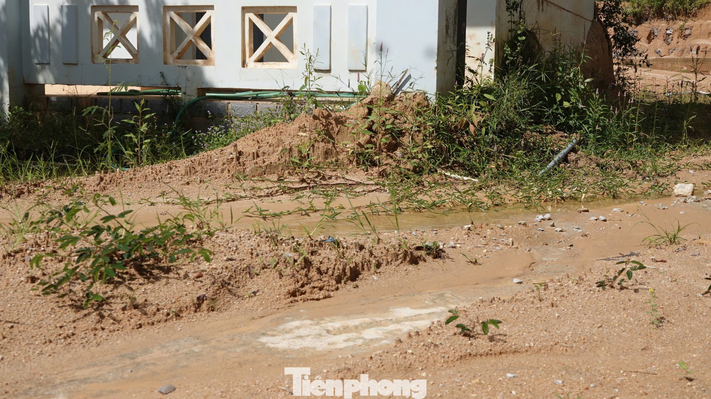 Theo một cán bộ của Liên đoàn Lao động huyện Sơn Tây, vừa qua do mưa lớn, đất đá từ vết sạt lở núi lại đổ xuống vùi lấp phía sau trụ sở, thậm chí còn tràn vào hành lang cơ quan này.