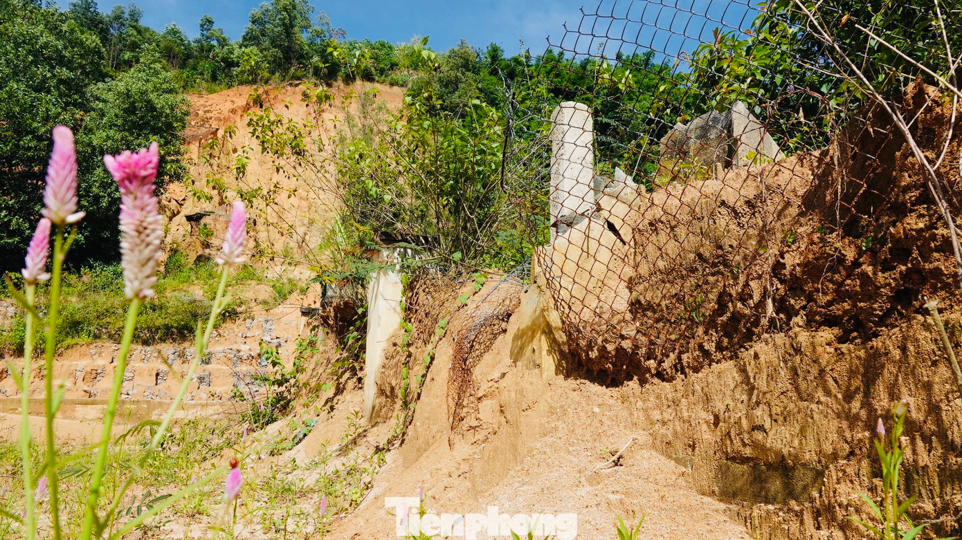 Trụ hàng rào Liên đoàn Lao động huyện Sơn Tây bị đất đá đổ xuống gây hư hại nghiêm trọng.