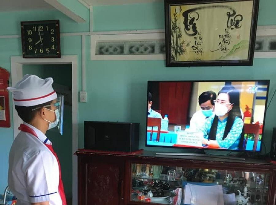 Học sinh Quảng Ngãi khai giảng năm học mới qua màn hình trực tuyến. Học sinh Quảng Ngãi khai giảng năm học mới qua màn hình trực tuyến.