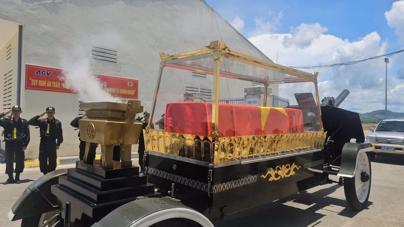 Dự kiến khoảng 12h30 cùng ngày, linh xa sẽ di chuyển trên Quốc lộ 1A qua thành phố Quảng Ngãi. Dự kiến khoảng 12h30 cùng ngày, linh xa sẽ di chuyển trên Quốc lộ 1A qua thành phố Quảng Ngãi.