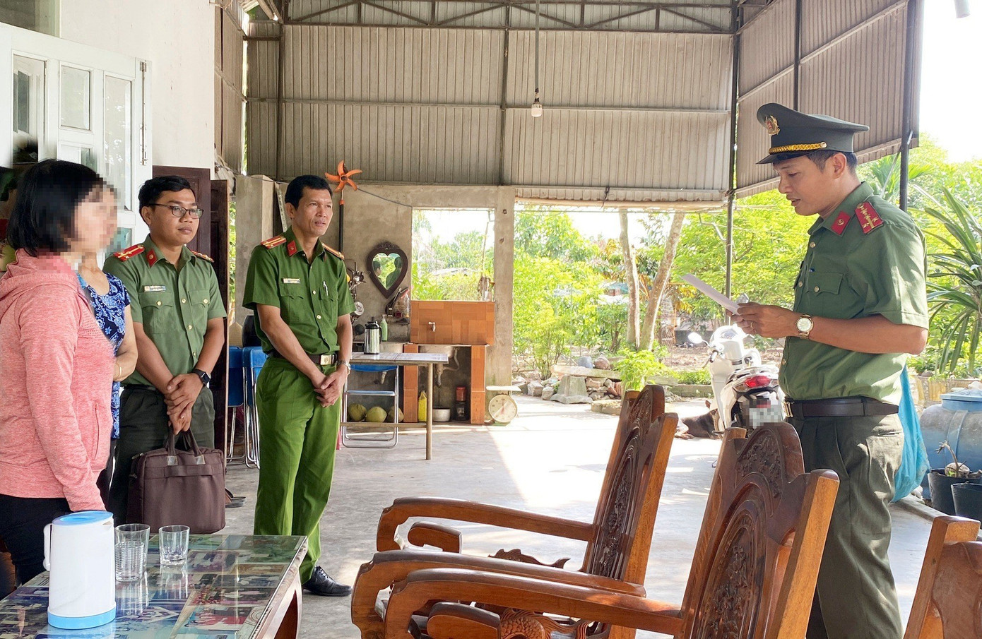 Cơ quan ANĐT Công an tỉnh Quảng Ngãi đọc quyết định khởi tố vụ án, khởi tố bị can Trần Thị Kiều Duyên. Ảnh: CACC Cơ quan ANĐT Công an tỉnh Quảng Ngãi đọc quyết định khởi tố vụ án, khởi tố bị can Trần Thị Kiều Duyên. Ảnh: CACC