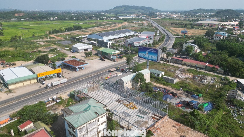 UBND phường Trương Quang Trọng đã yêu cầu Công ty TNHH Thương mại Dịch vụ Tứ Hưng dừng ngay việc xây dựng công trình trên. UBND phường Trương Quang Trọng đã yêu cầu Công ty TNHH Thương mại Dịch vụ Tứ Hưng dừng ngay việc xây dựng công trình trên.