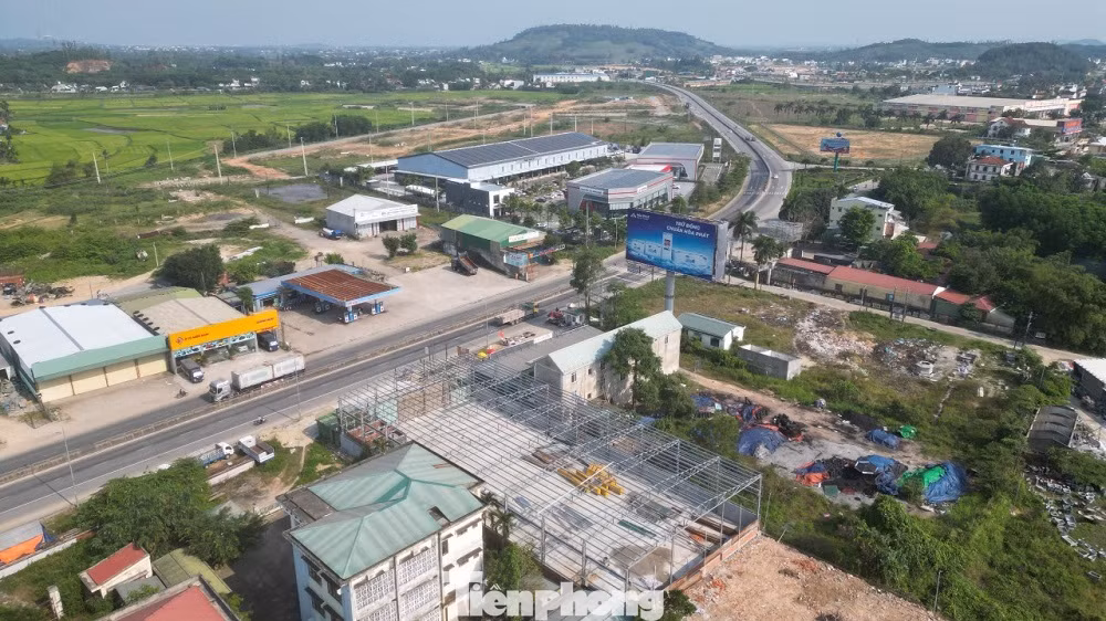 UBND phường Trương Quang Trọng đã yêu cầu Công ty TNHH Thương mại Dịch vụ Tứ Hưng dừng ngay việc xây dựng công trình trên.