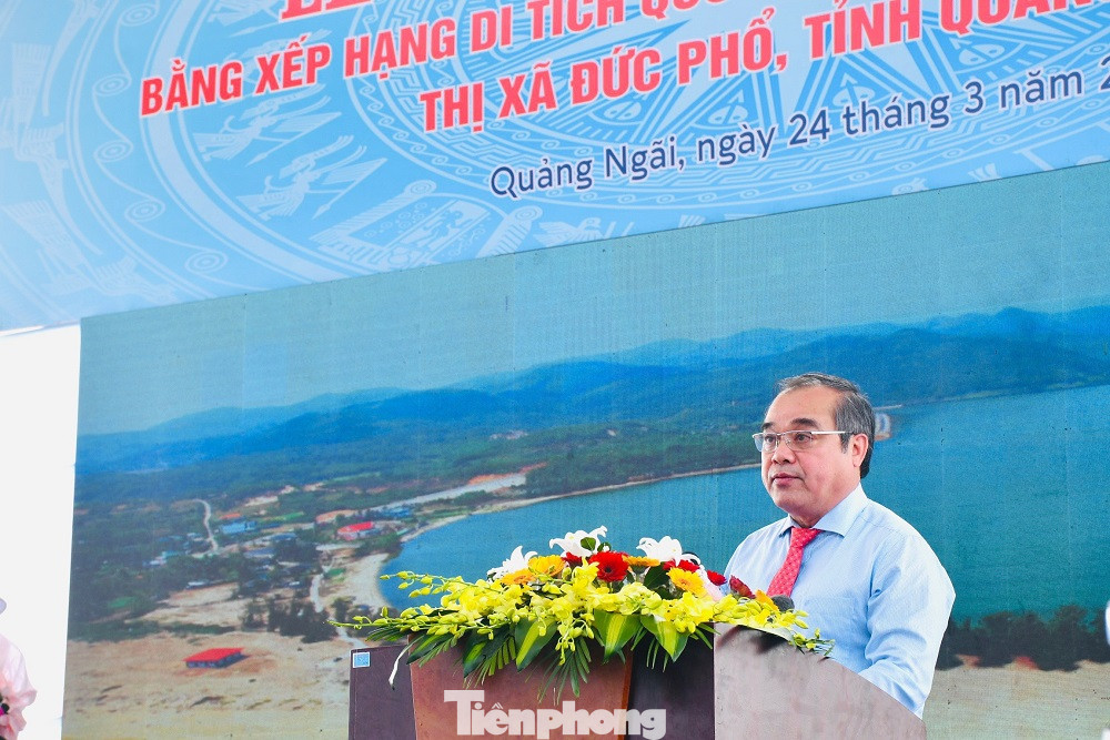 Ông Trần Hoàng Tuấn - Phó Chủ tịch UBND tỉnh Quảng Ngãi - phát biểu tại buổi lễ.