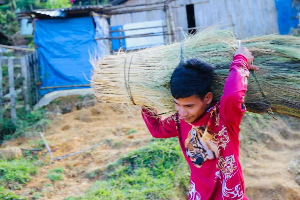 Dù nghề hái đót khá vất vả nhưng nhờ loại cây nơi non cao này, nhiều người đồng bào có thêm thu nhập, trang trải cho cuộc sống còn nhiều khó khăn.