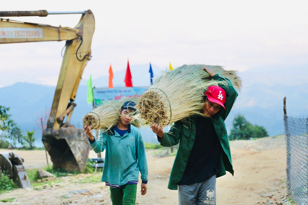 Ngay từ sáng sớm, nhiều người mang theo rựa, thực phẩm ngược rừng chặt cây đót. Một ngày làm việc thường kéo dài từ sáng sớm đến cuối giờ chiều.