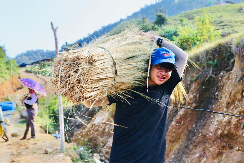 Chị Hồ Thị Non (trú xã Trà Tập, huyện Nam Trà My) cho biết, thời tiết sau Tết Nguyên đán thuận lợi, trời nắng đẹp. Từ sáng sớm, chị cùng mọi người băng rừng hơn hai giờ đồng hồ để hái đót. “Sau 5 ngày hái đót, tôi dồn lại được gần 40kg đót, bán được hơn 800.000 đồng. Dự tính mùa đót năm nay tôi kiếm được hơn 1.000.000 đồng”, chị Non nói.