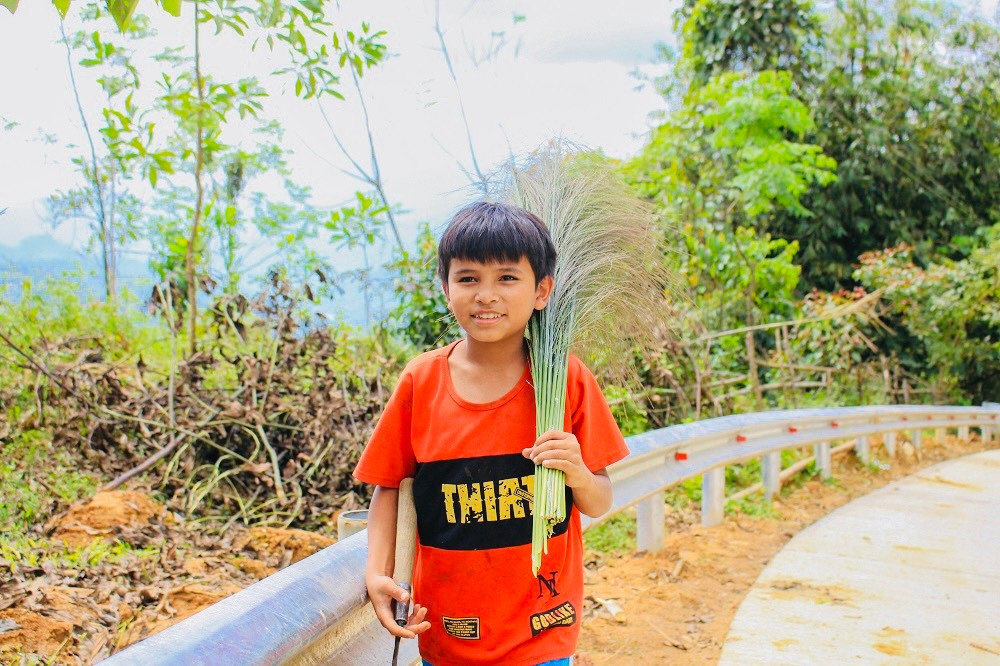 Không chỉ người lớn mà cả các em học sinh cũng tranh thủ thời gian nghỉ học lên rừng hái đót nhằm có thêm một khoản nhỏ để phụ giúp gia đình và mua sắm đồ dùng học tập.