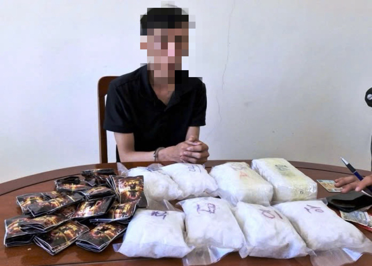 Đối tượng T.P.D. cùng tang vật 1kg ma túy "nước vui" và 5kg ma túy đá. Ảnh: CACC Đối tượng T.P.D. cùng tang vật 1kg ma túy "nước vui" và 5kg ma túy đá. Ảnh: CACC