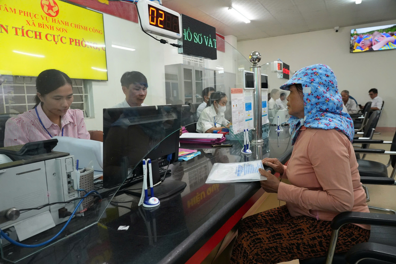 Mọi khâu từ tiếp nhận, xử lý đến trả kết quả đều được thực hiện tại chỗ, giảm tối đa thời gian và công sức đi lại của người dân.