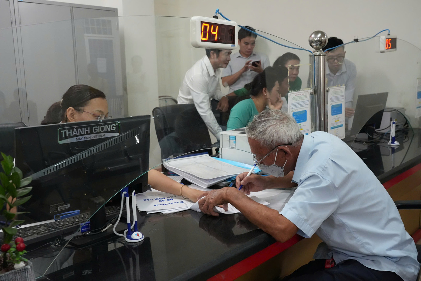 Mọi khâu từ tiếp nhận, xử lý đến trả kết quả đều được thực hiện tại chỗ, giảm tối đa thời gian và công sức đi lại của người dân.